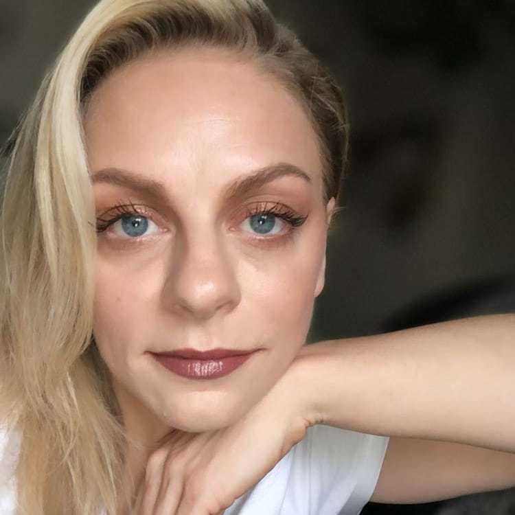 Portrait of Lil Jenn, a professional stylist at Visions Salon, showcasing their expertise and style.